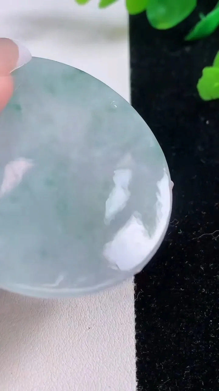 天然A货翡翠飘花大日如来吊坠，尺寸54.6-5.6，重:32.61g
12月6日