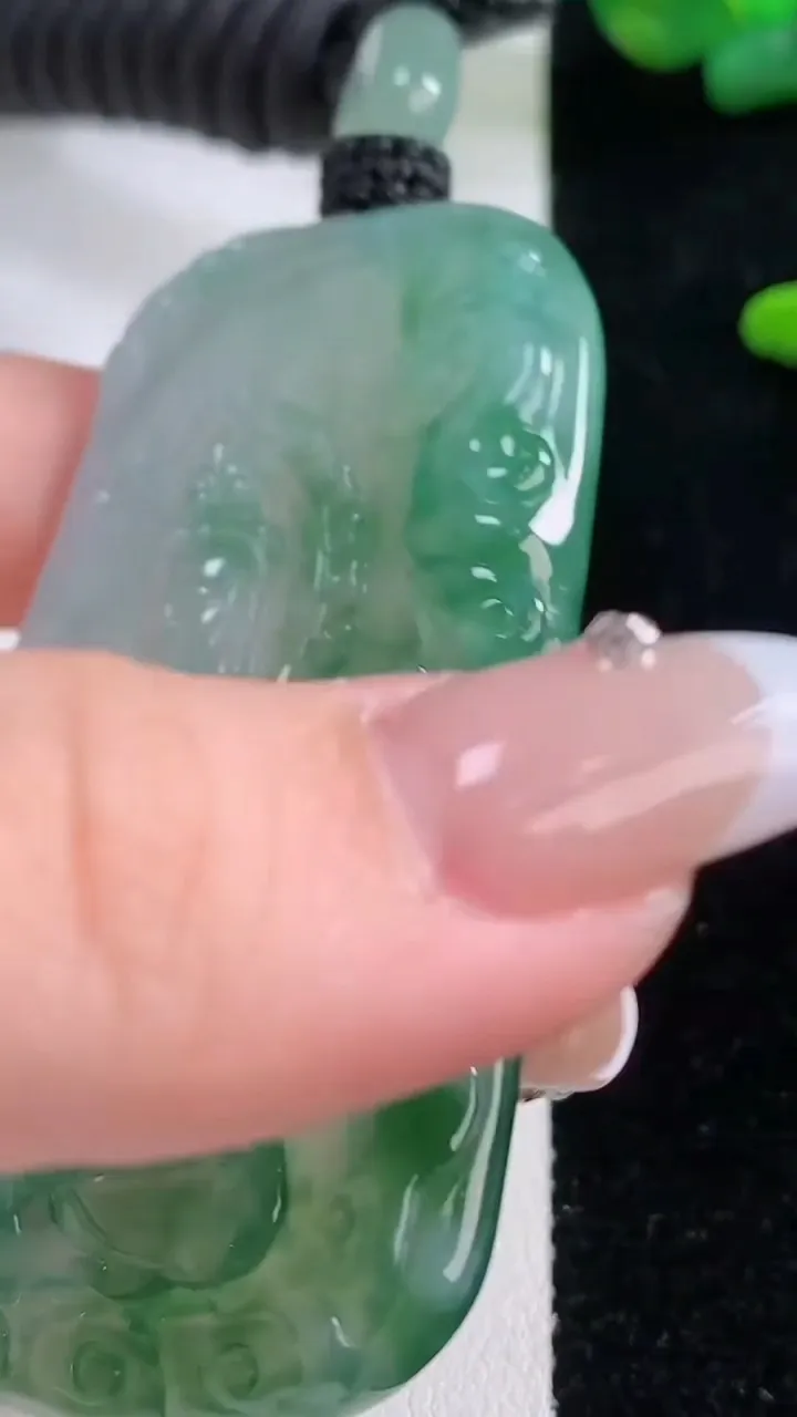 天然A货翡翠大势至菩萨吊坠，尺寸66.8-39.6-5.6，重量:32.98g
12月6日