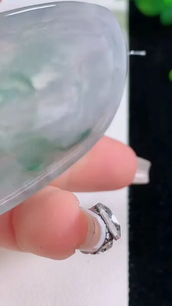 天然A货翡翠种飘花虚空藏菩萨吊坠，尺寸58-39-5.4，重量:28.84g
12月6日