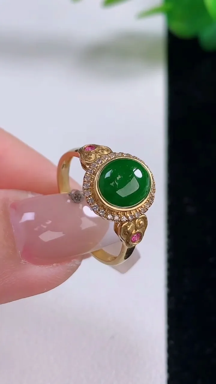 天然A货翡翠蛋面戒指，尺寸17.7-8.2-7.4-4.5，重量:2.49g2025年12月6日
工厂直销收藏佳品,种好水足，色泽均匀，有种有色，上手高大气！