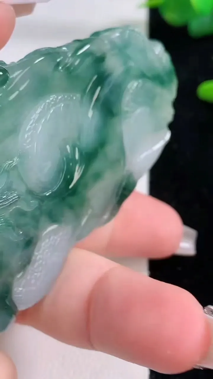 天然A货翡翠种飘花龙牌吊坠，尺寸72-44-9，重量:56.60g
12月6日