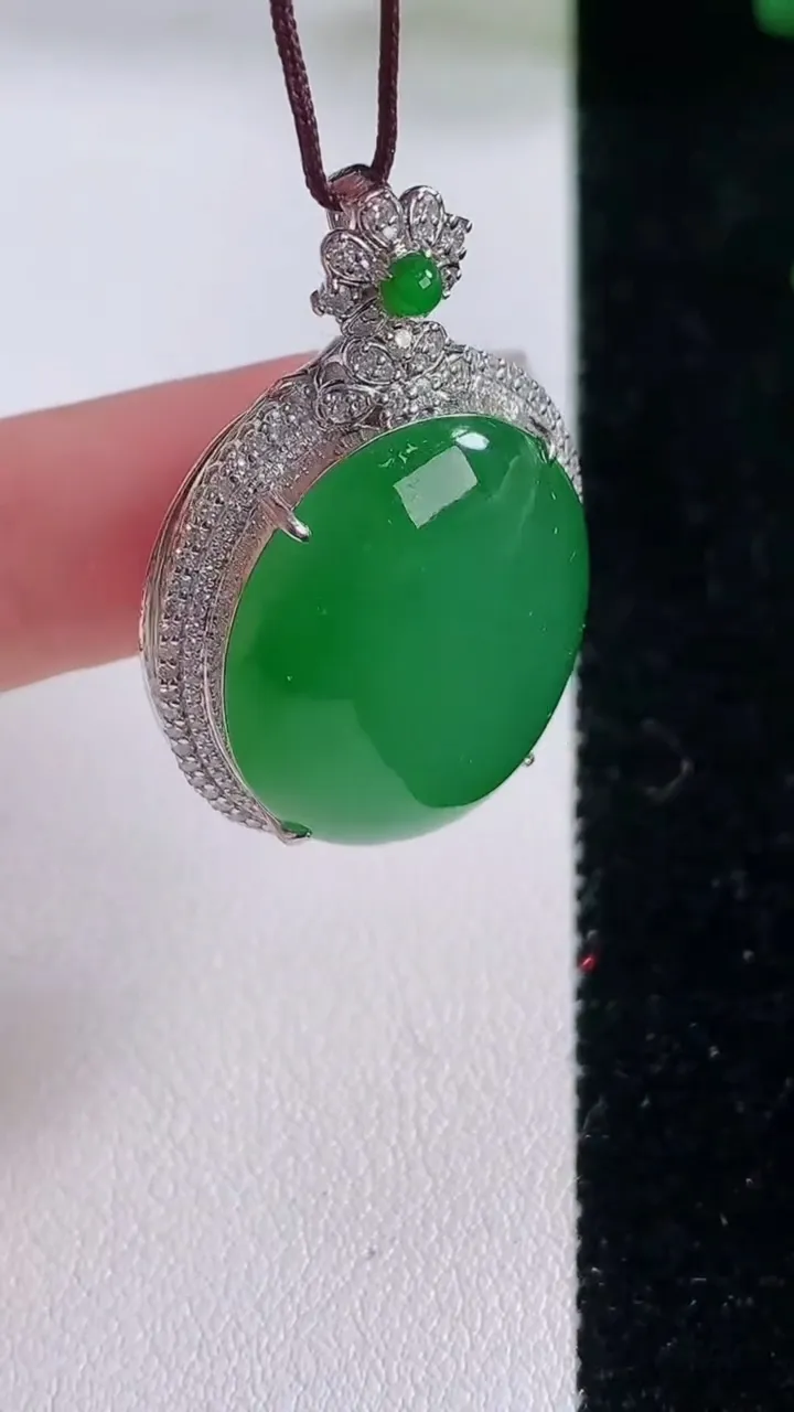 天然A货翡翠蛋面吊坠，尺寸37.3-23-12.7，裸石24.5-19.2重量:13.46g
12月6日