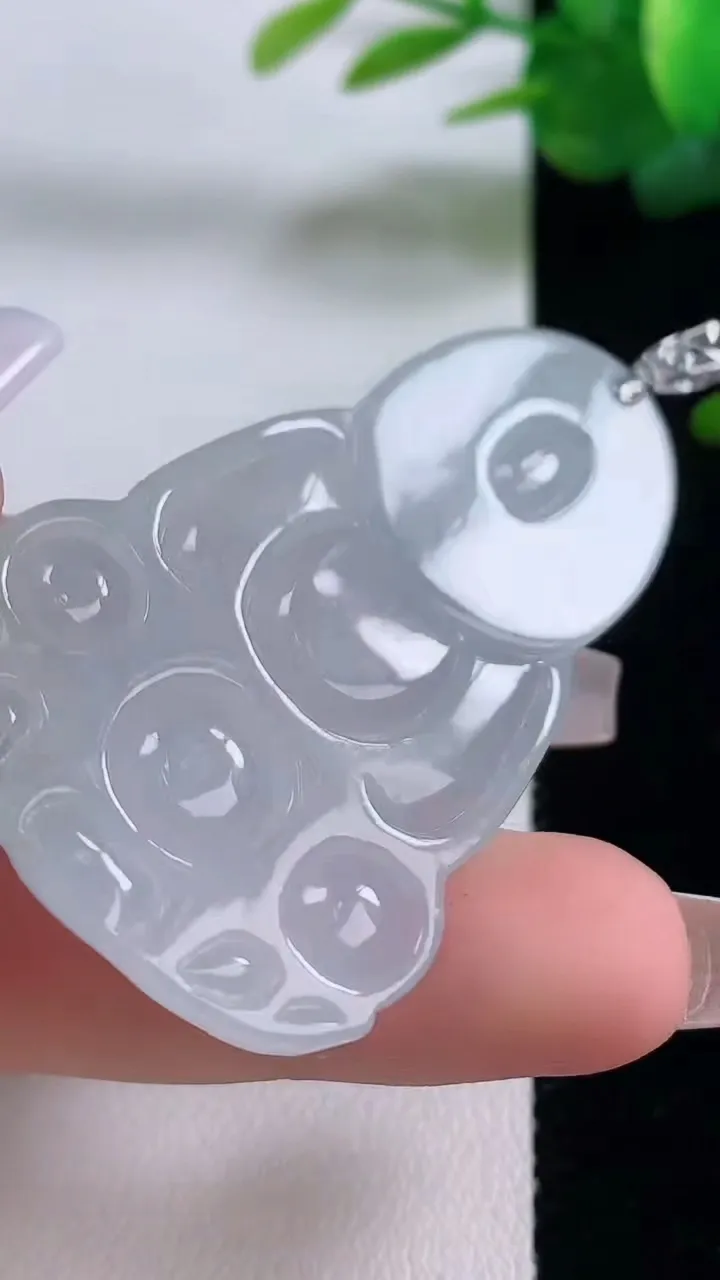 天然A货翡翠观音菩萨吊坠，尺寸52.6-32.6-5.9，重量:19.21g
12月6日