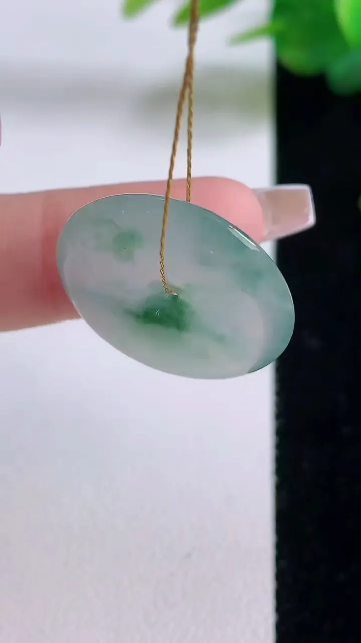 天然A货翡翠冰种飘花平安扣吊坠，尺寸22.6-4.6，重量:5.01g
12月6日