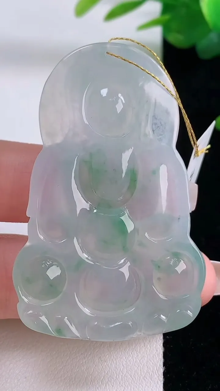 天然A货翡翠种飘花观音菩萨吊坠，尺寸55-36-4.9，重量:18.55g
12月6日