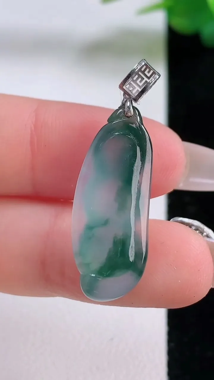 天然A货翡翠种飘花福豆吊坠，尺寸25.8-10.5-6，重量:3.33g
12月6日