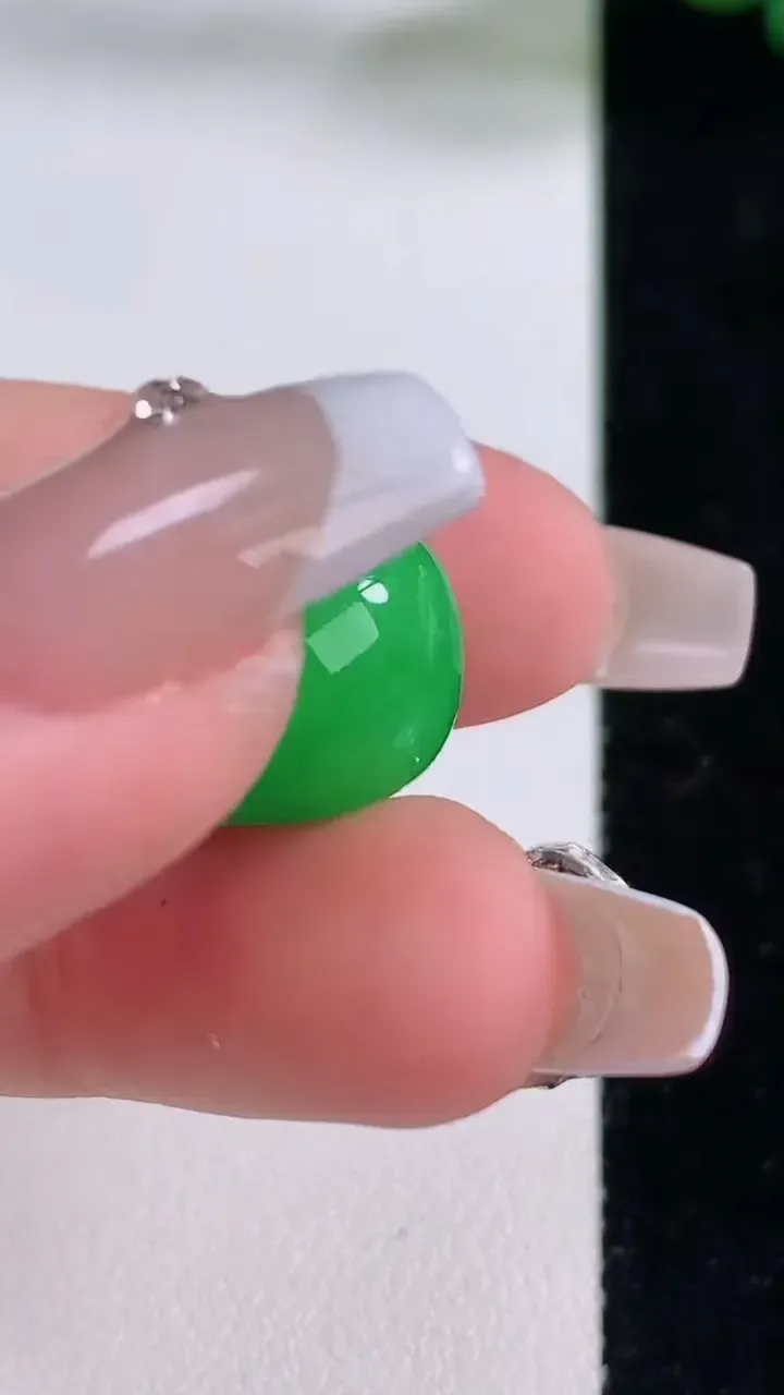 天然A货翡翠路路通吊坠，尺寸15.7-11，重量:5.90g
12月6日