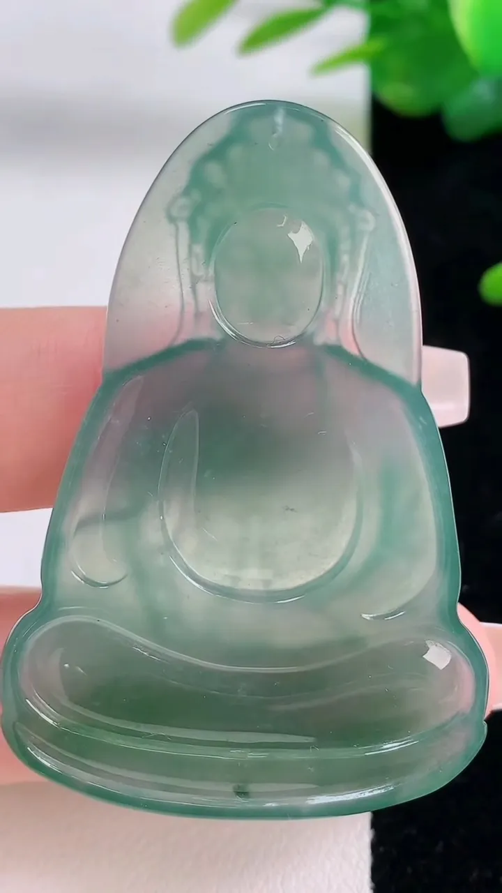 天然A货翡翠观音菩萨吊坠，尺寸54.8-37.4-4.4，重量:17.05g
12月6日
