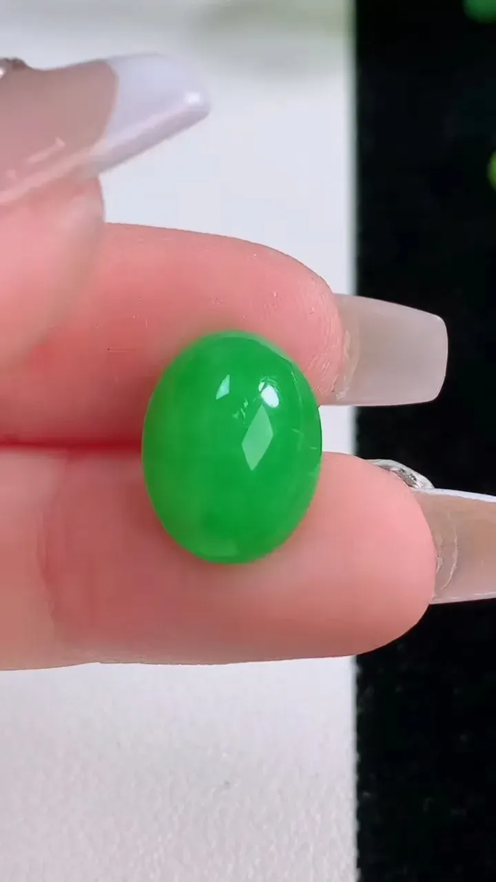 天然A货翡翠蛋面镶嵌件，尺寸14.7-11.2-6.3，重量:1.73g
12月6日
