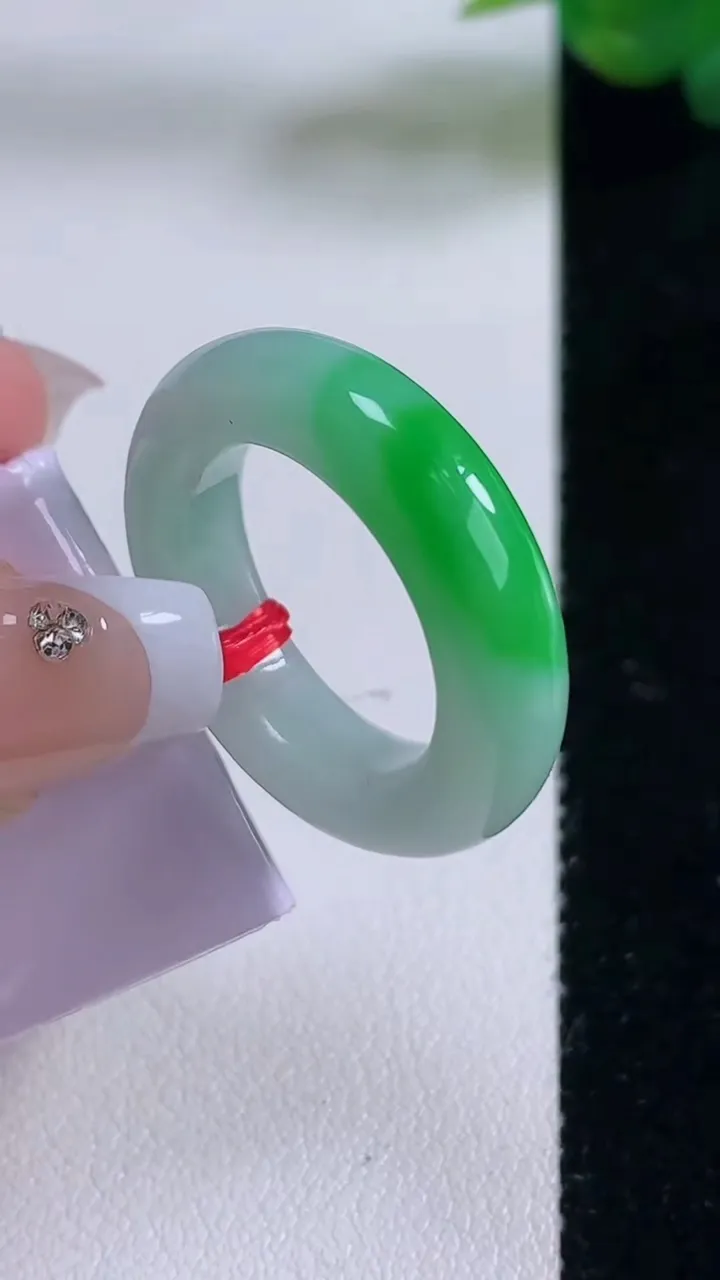 天然A货翡翠指环戒指，尺寸17.5-5.6-4.6，重量:7.44g2025年12月6日
工厂直销收藏佳品,种好水足，色泽均匀，有种有色，上手高大气！