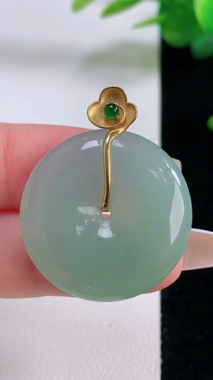 天然A货翡翠平安扣吊坠，尺寸27.3-5.3，重量:8.96g
12月6日