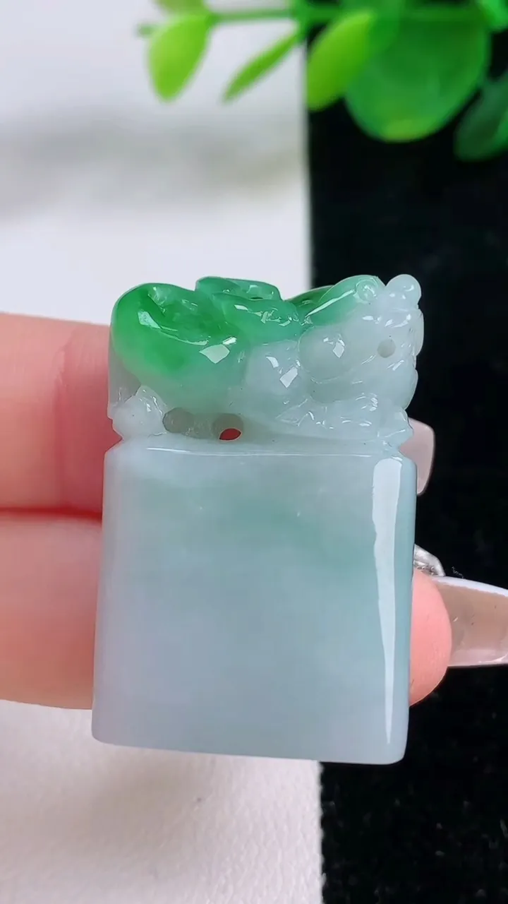 天然A货翡翠貔貅印章，尺寸34.3-22.6-11，重量:23.63g
12月6日