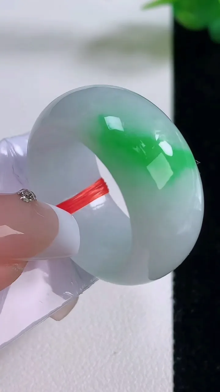 天然A货翡翠指环扳指，尺寸20.6-11.7-4.4，重量:14.43g2025年12月6日
工厂直销收藏佳品,种好水足，色泽均匀，有种有色，上手高大气！