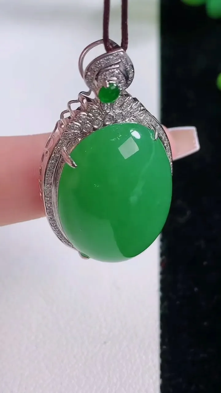 天然A货翡翠蛋面吊坠，尺寸39-21.8-11.3，裸石26.4-18.5重量:10.51g
12月6日