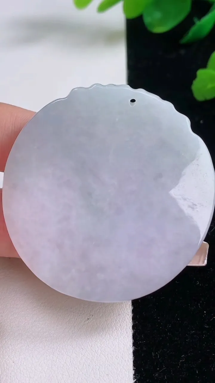 天然A货翡翠生肖猪吊坠，尺寸50.5-49-5.8，重:25.56g
12月6日