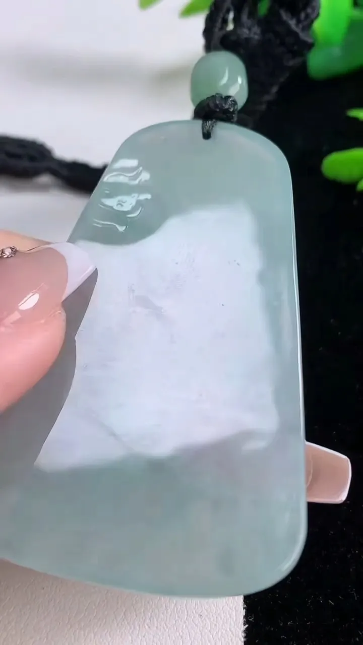 天然A货翡翠大日如来吊坠，尺寸66.7-43.4-6，重量:40.44g
12月6日