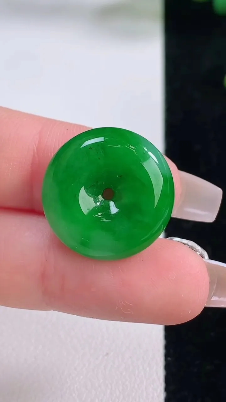 天然A货翡翠平安扣吊坠，尺寸19-5.5，重量:4.41g
12月6日