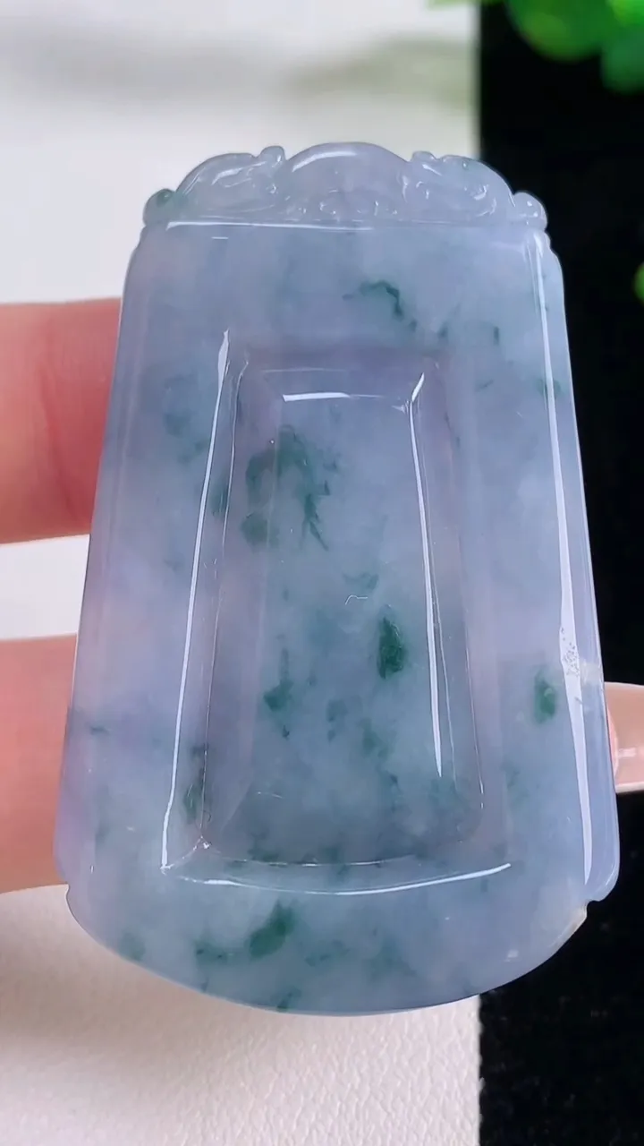 天然A货翡翠紫罗兰飘花仿古无事牌吊坠，尺寸52.6-33.3-6，重量:26.49g
12月6日