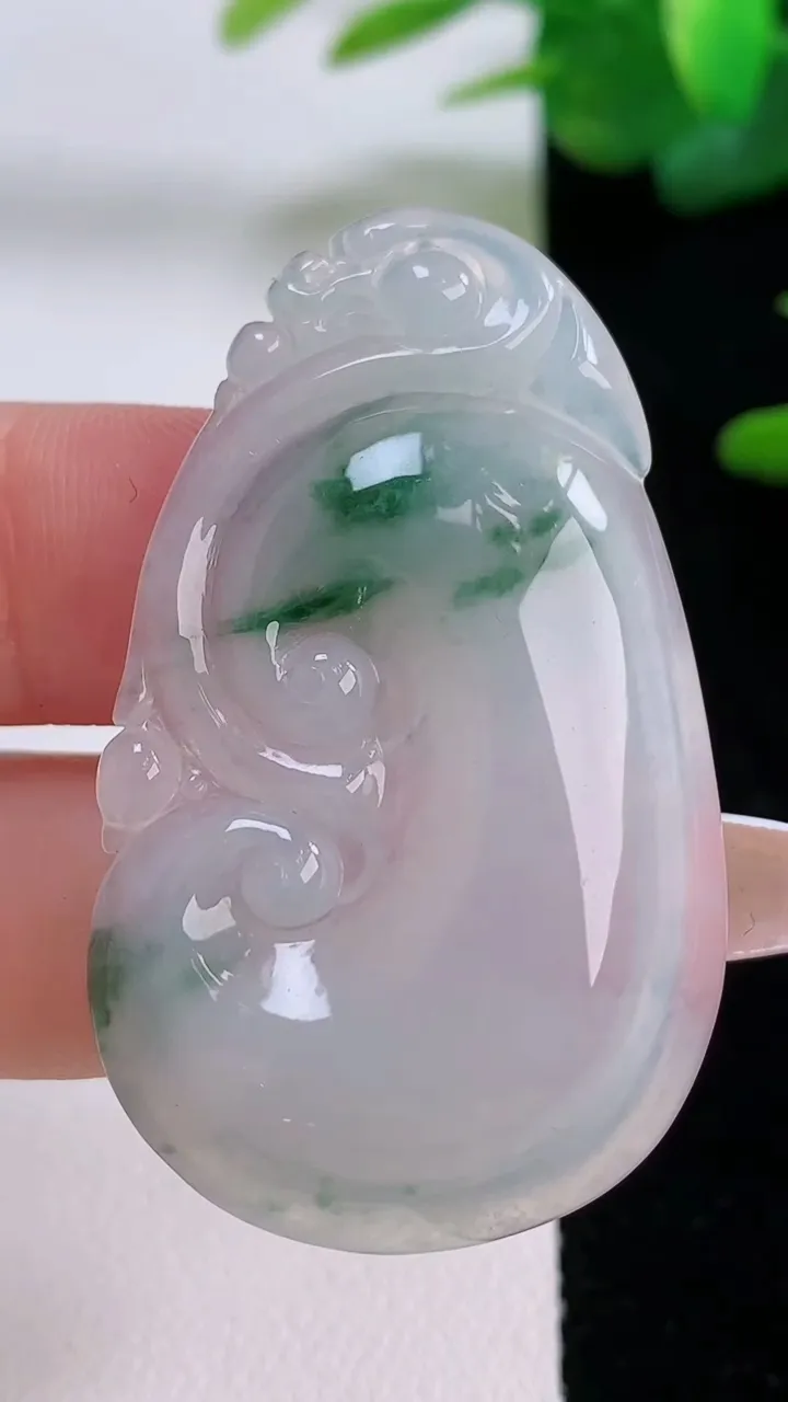 天然A货翡翠冰种飘花如意吊坠，尺寸46-28-5.6，重量:10.78g
12月6日