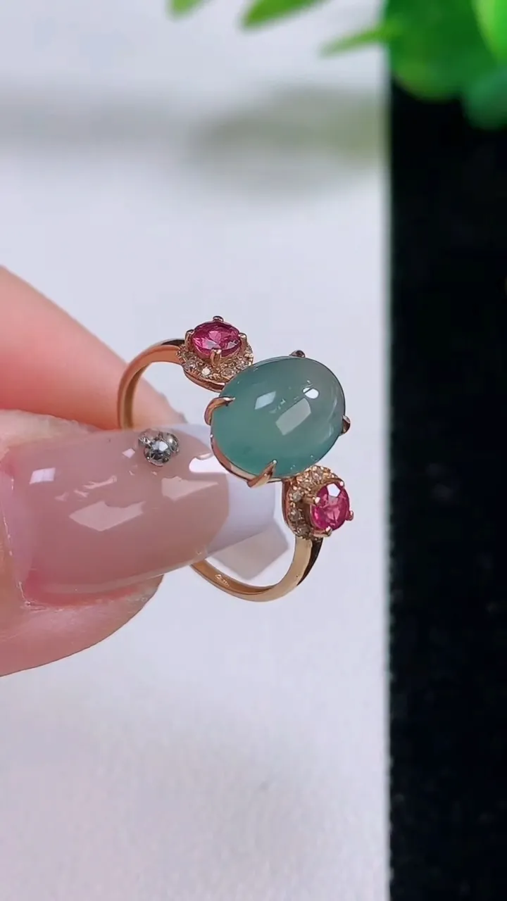 天然A货翡翠种飘花蛋面戒指，尺寸17.7-9.2-6.5-4.8，重量:1.34g2025年12月6