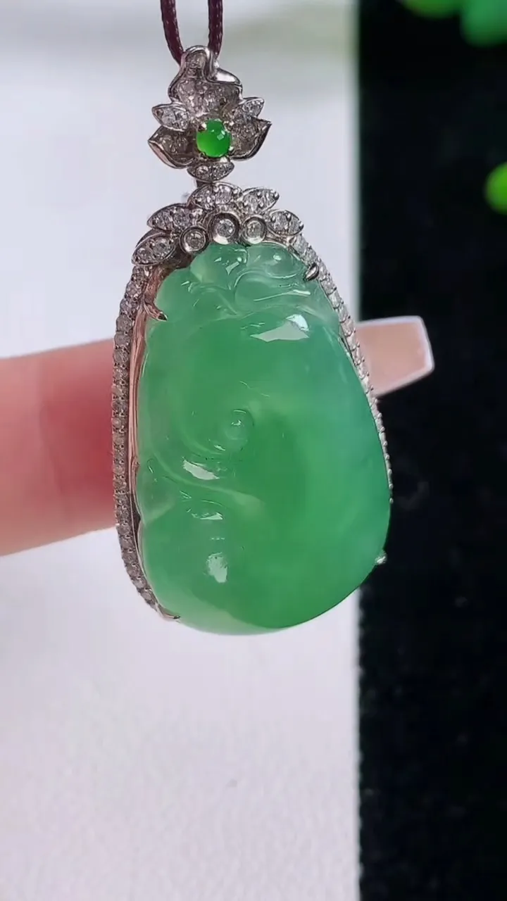 天然A货翡翠如意吊坠，尺寸41-19.4-7.7，裸石28-17.2重量:7.06g
12月6日