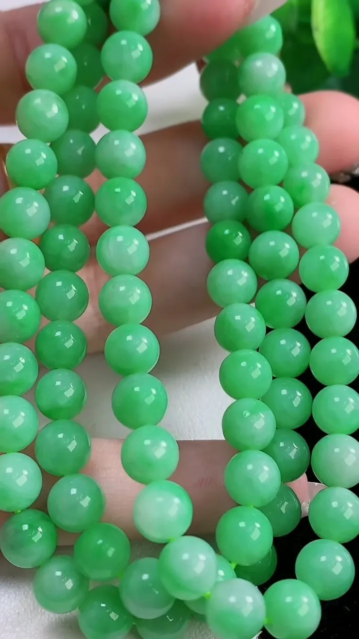 天然A货翡翠圆珠项链，尺寸6.4-90颗，重量:61.39g
12月6日