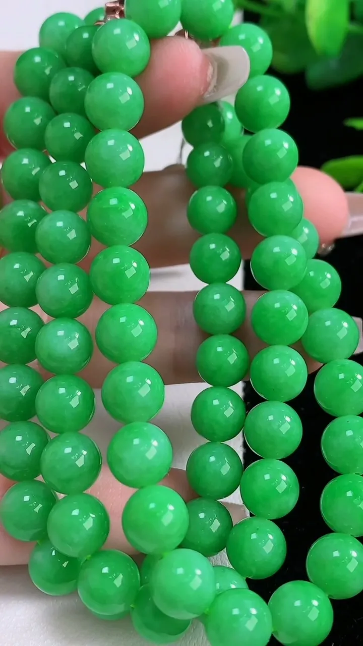 天然A货翡翠圆珠项链，尺寸8.1-72颗，重量:63.67g12月6日
工厂直销收藏佳品,种好水足，