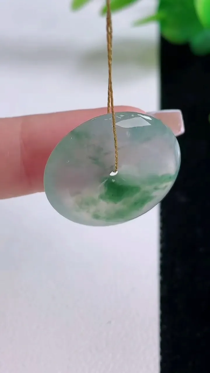 天然A货翡翠冰种飘花平安扣吊坠，尺寸22.6-4.6，重量:5.01g
12月6日