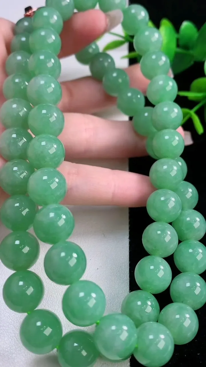 天然A货翡翠圆珠项链，尺寸11.4-52颗，重量:138.08g12月6日
工厂直销收藏佳品,种好水足，色泽均匀，有种有色，上手高大气！