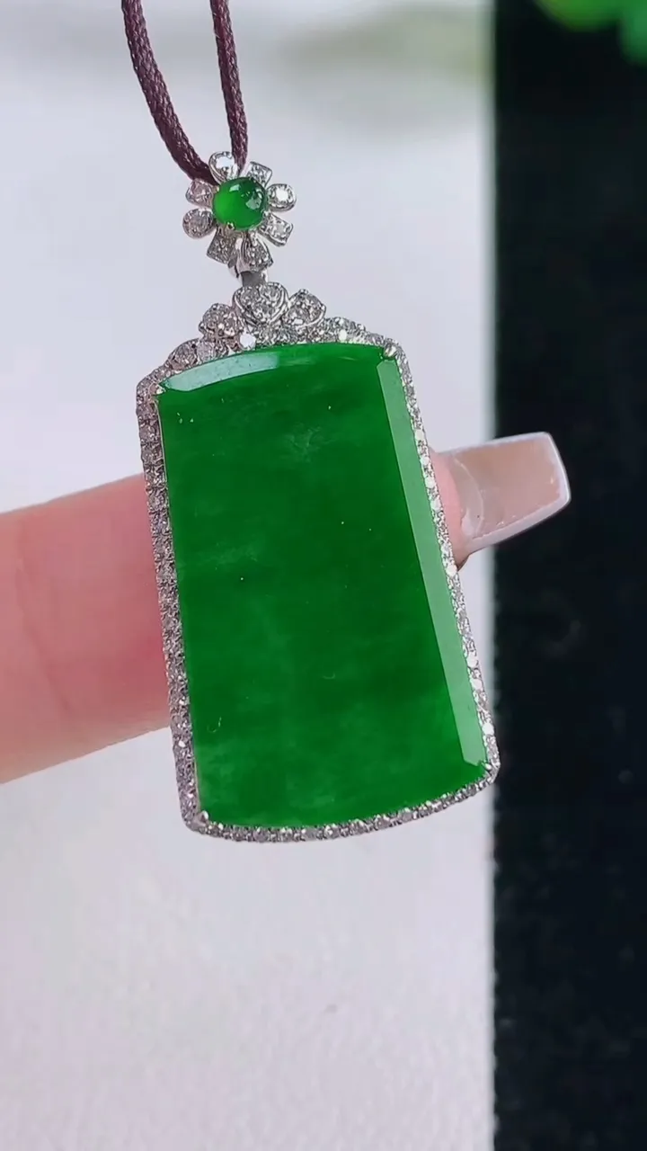 天然A货翡翠无事牌吊坠，尺寸33.4-15.3-4.4，裸石22.6-14重量:2.94g
12月6