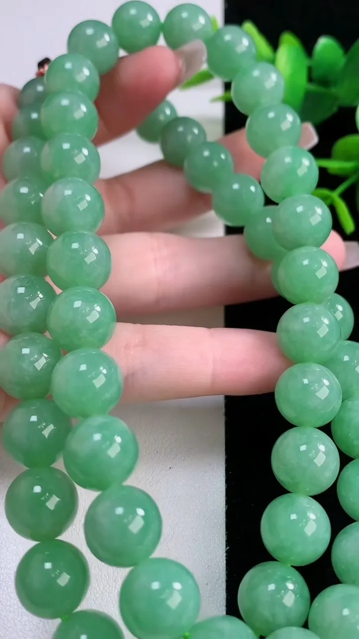 天然A货翡翠圆珠项链，尺寸11.4-52颗，重量:138.08g12月6日
工厂直销收藏佳品,种好水足，色泽均匀，有种有色，上手高大气！