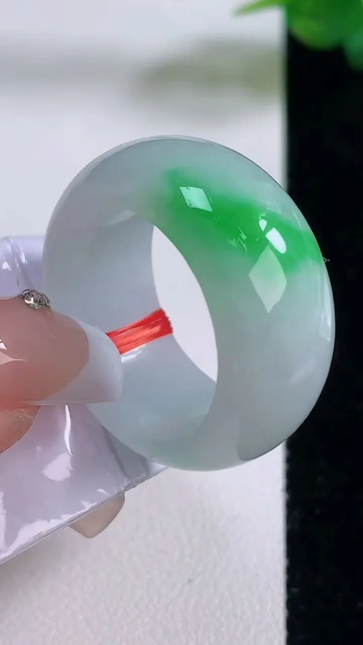 天然A货翡翠指环扳指，尺寸20.6-11.7-4.4，重量:14.43g2025年12月6日
工厂直