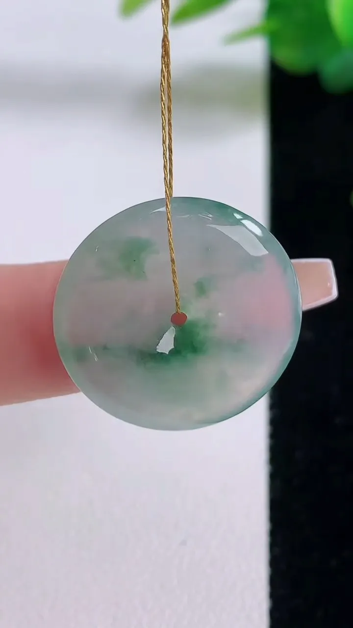 天然A货翡翠冰种飘花平安扣吊坠，尺寸22.6-4.6，重量:5.01g
12月6日