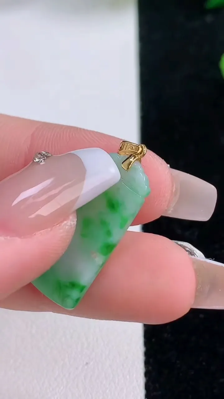 天然A货翡翠无事牌吊坠，尺寸23.5-12.4-1.8，重:1.72g
12月6日