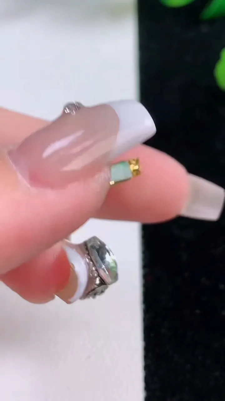 天然A货翡翠无事牌吊坠，尺寸18.6-3.3，重:2.85g
12月6日