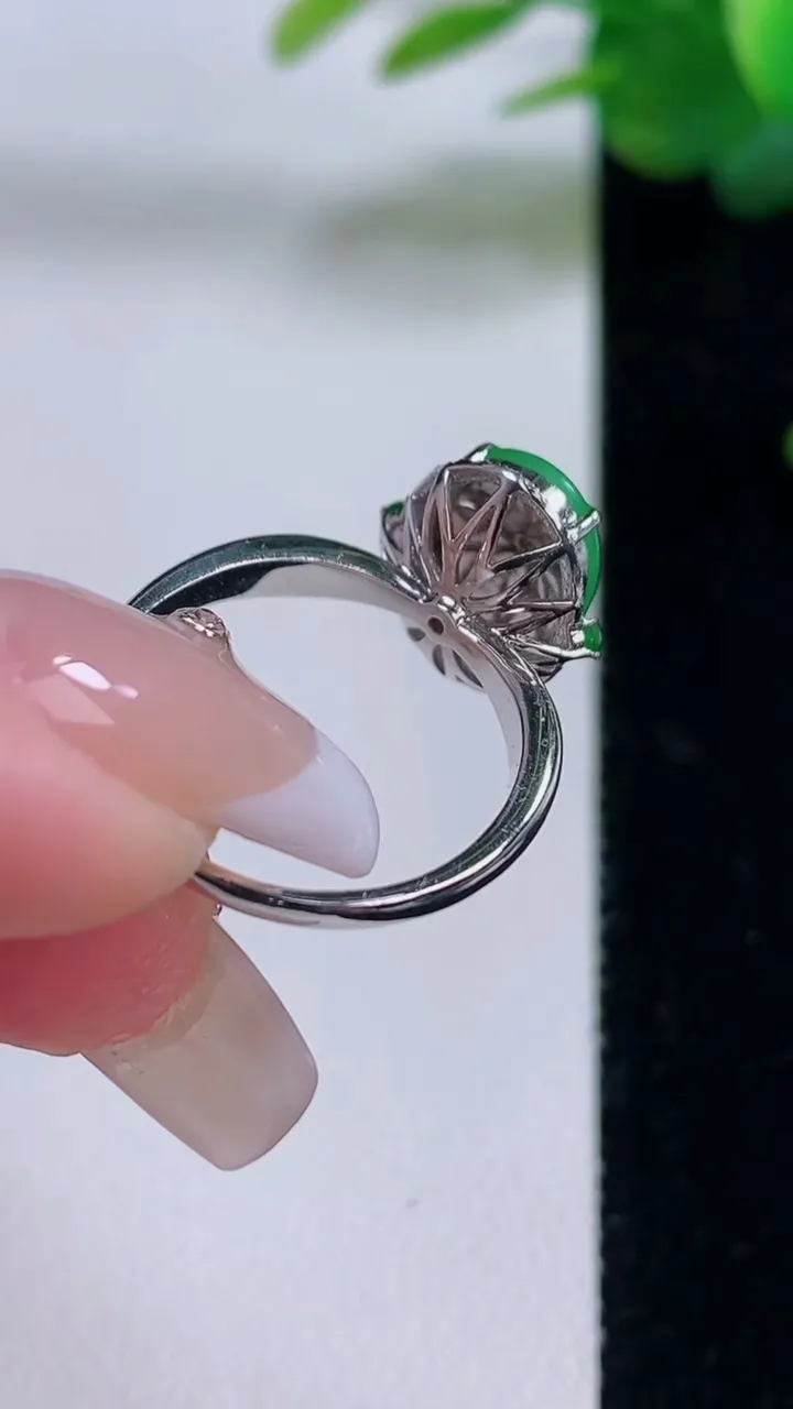 天然A货翡翠蛋面戒指，尺寸17.5-11.5-7.8-7.5，重量:4.30g2025年12月6日
工厂直销收藏佳品,种好水足，色泽均匀，有种有色，上手高大气！