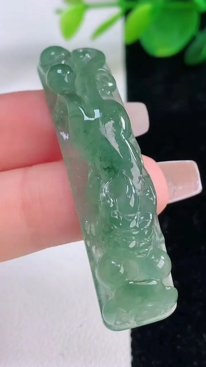 天然A货翡翠貔貅手牌，尺寸52.5-12.5-7.7，重量:11.97g
12月6日