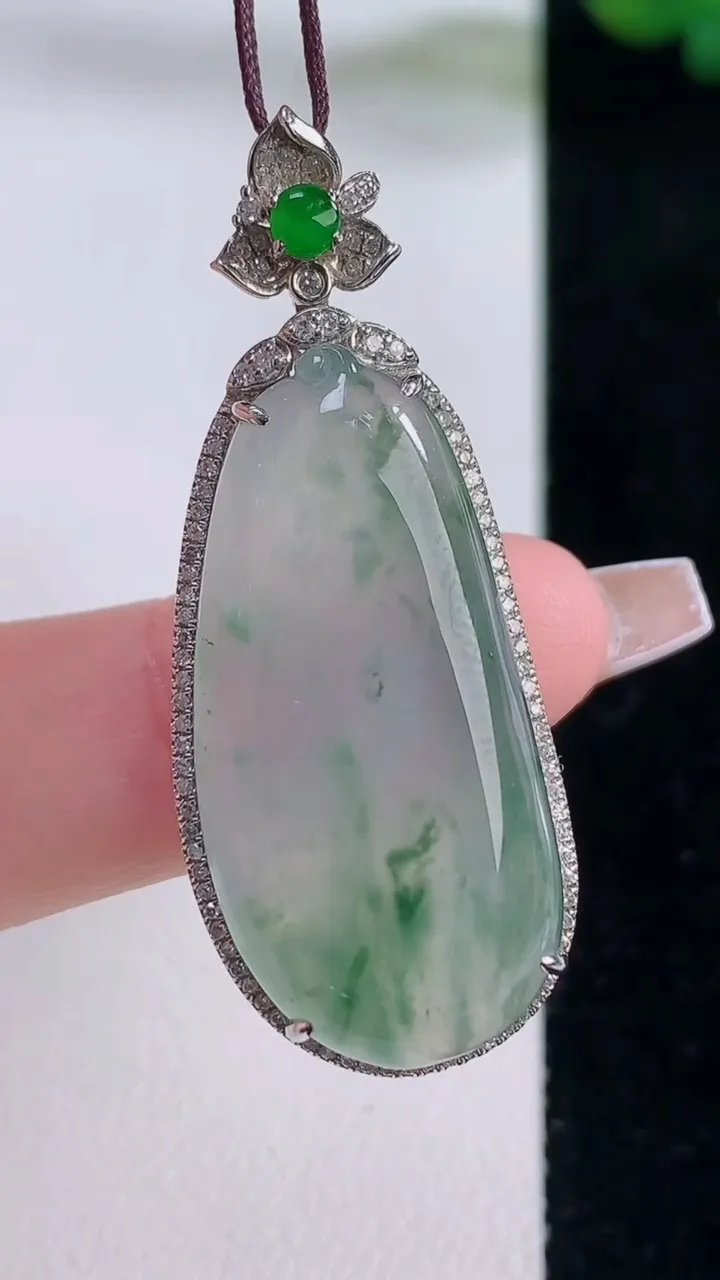 天然A货翡翠种飘花福瓜吊坠，尺寸43.7-17.3-8.5，裸石31.8-14.5重量:7.91g
