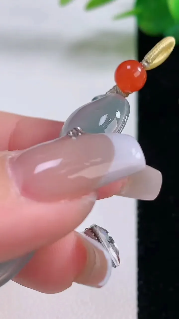 天然A货翡翠冰种飘花福豆吊坠，尺寸43.4-19-5.9，重量:8.47g
12月6日