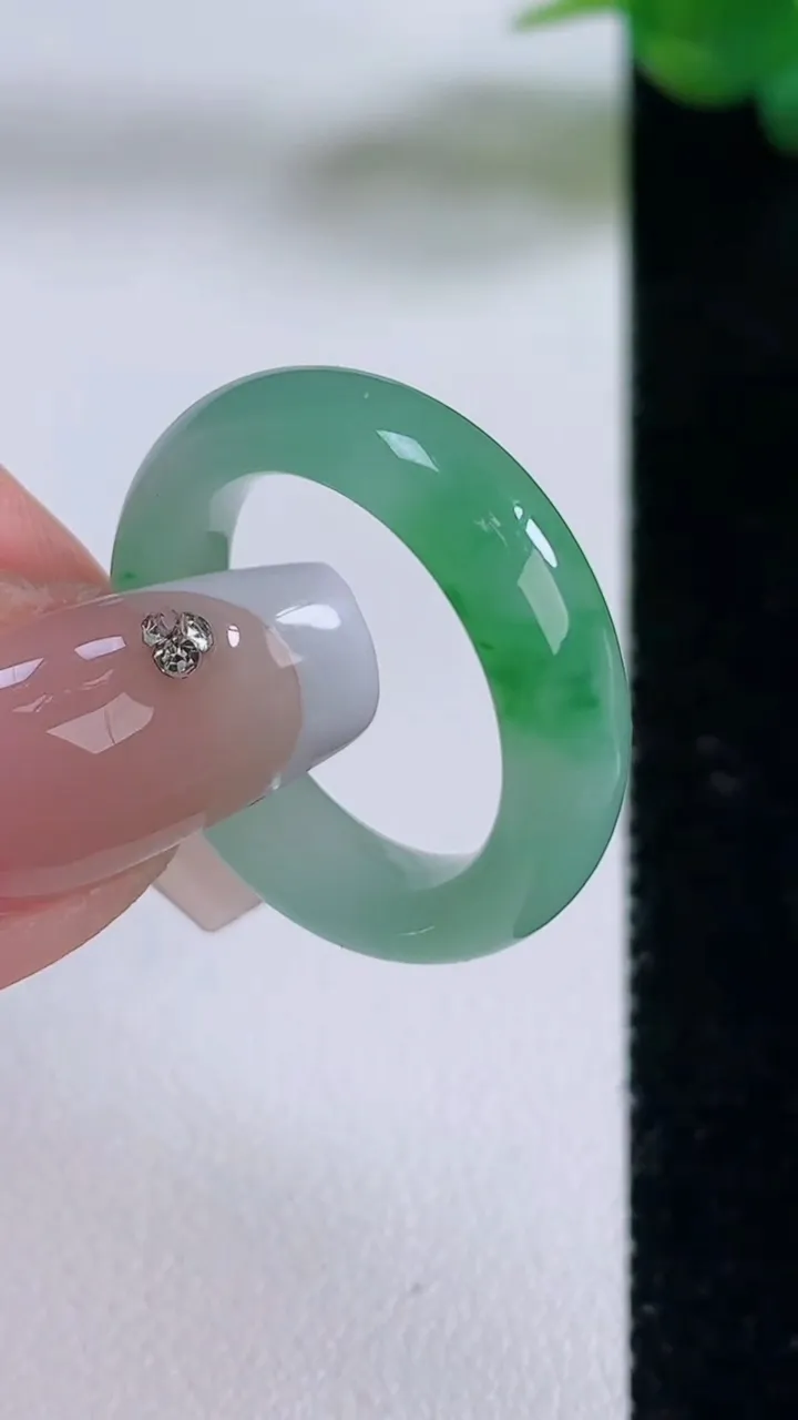 天然A货翡翠指环戒指，尺寸17.7-5.4-3.4，重量:4.27g2025年12月6日
工厂直销收