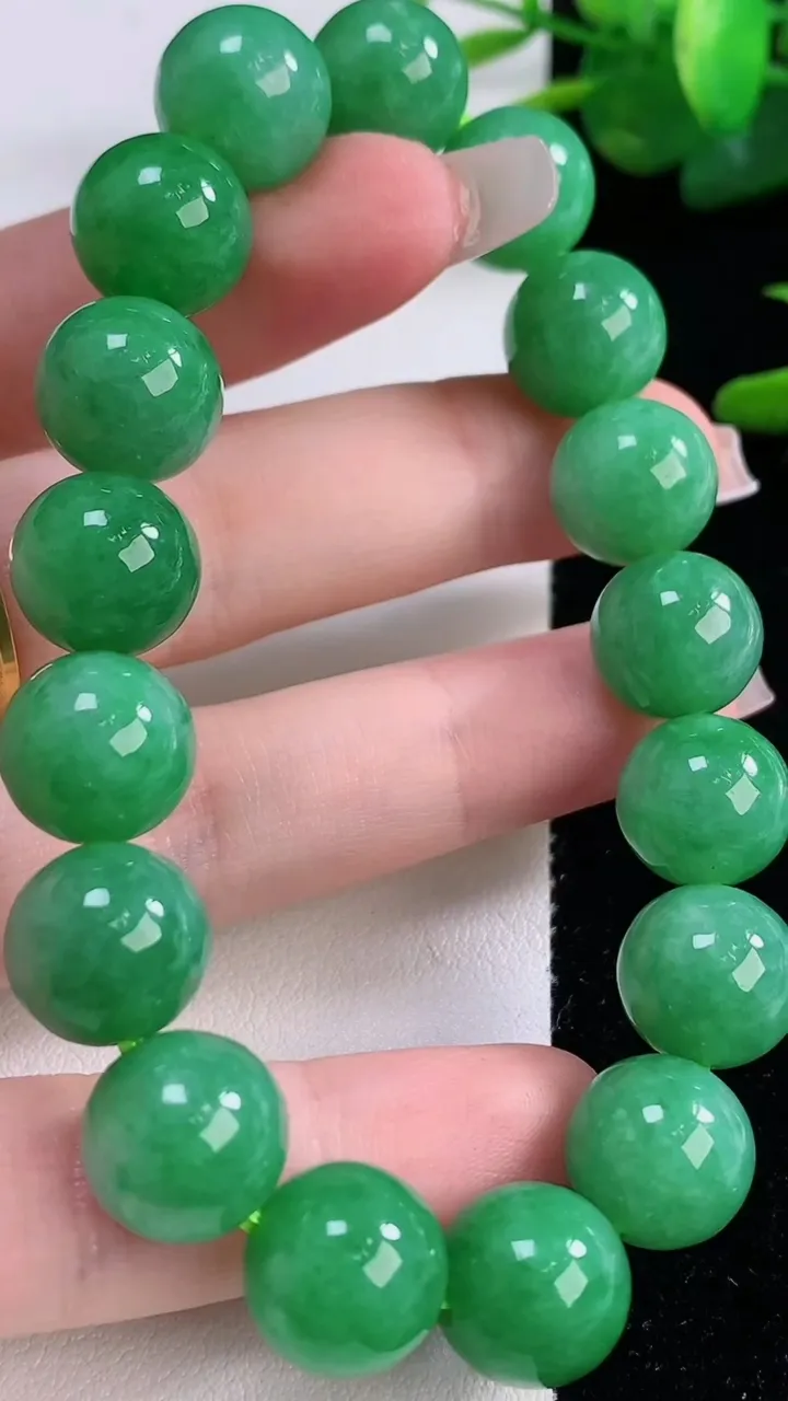 天然A货翡翠圆珠手串，尺寸11.8-17颗，重量:50.58g12月6日
工厂直销收藏佳品,种好水足