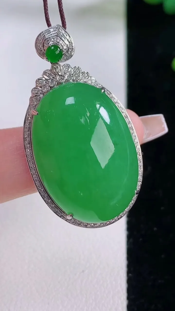 天然A货翡翠蛋面吊坠，尺寸39-21.8-11.3，裸石26.4-18.5重量:10.51g
12月