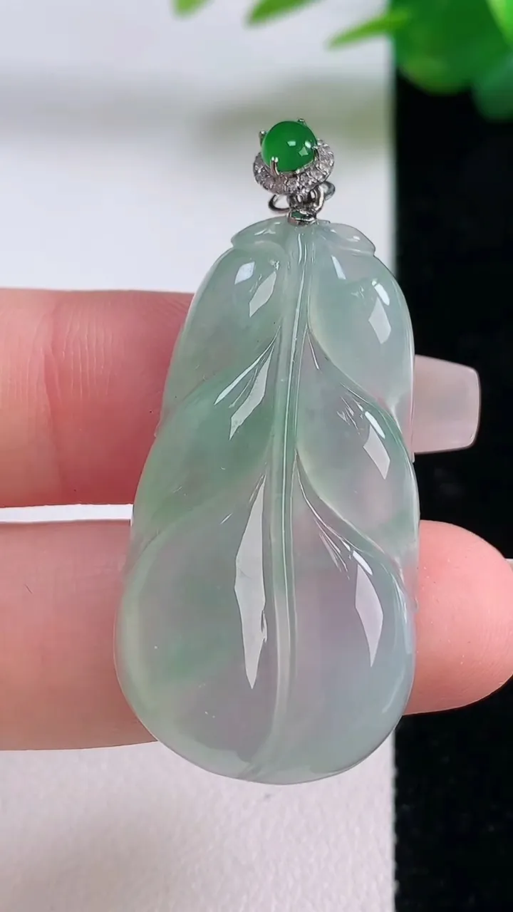 天然A货翡翠金枝玉叶 叶子吊坠，尺寸37.6-20-5.8，重量:9.10g
12月6日