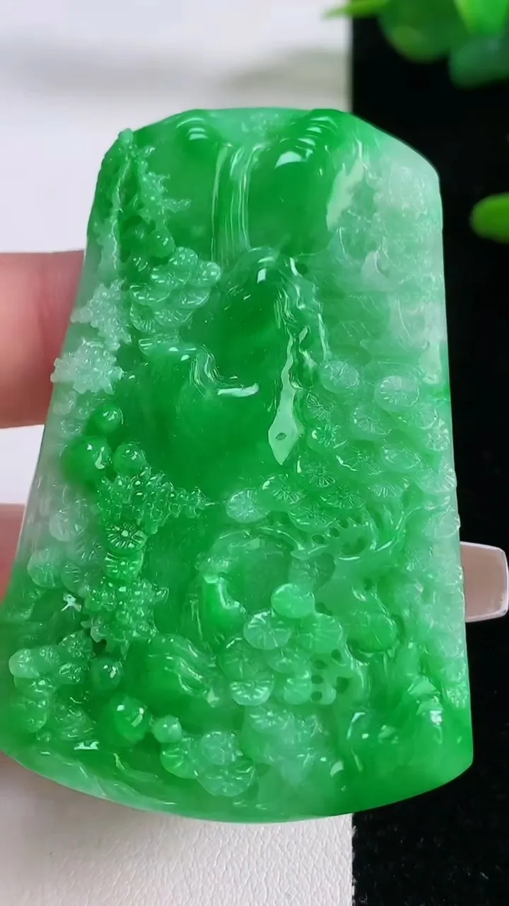 天然A货翡翠山水牌吊坠，尺寸61.2-38.6-5，重量:28.25g
12月6日