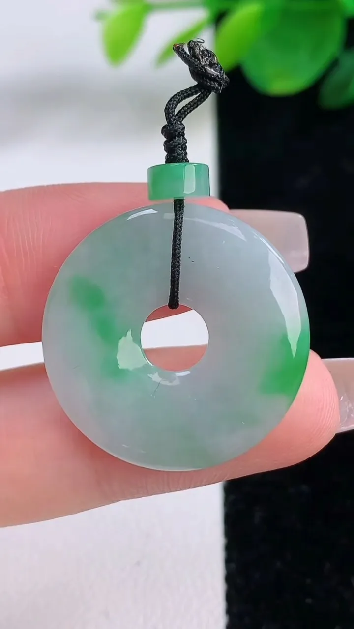 天然A货翡翠平安环吊坠，尺寸24.8-2.8，重量:4.40g
12月6日