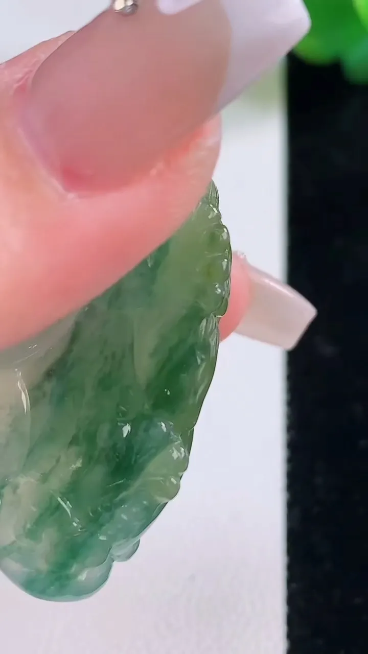 天然A货翡翠双彩貔貅吊坠，尺寸36.6-20.7-12，重量:17.31g
12月6日