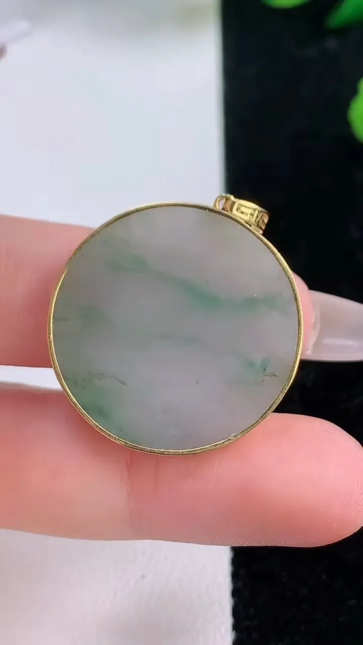 天然A货翡翠无事牌吊坠，尺寸26-2.8，重:4.86g
12月6日