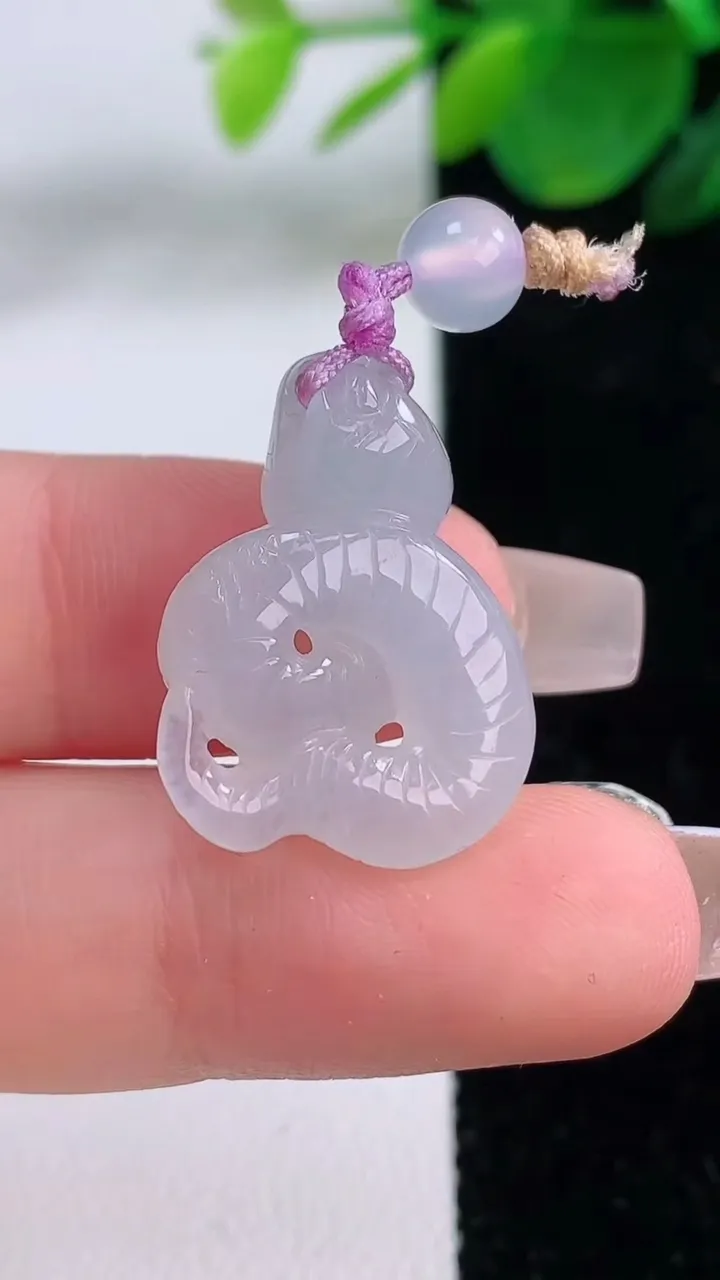 天然A货翡翠生肖蛇吊坠，尺寸23-17.4-7.5，重量:4.47g
12月6日