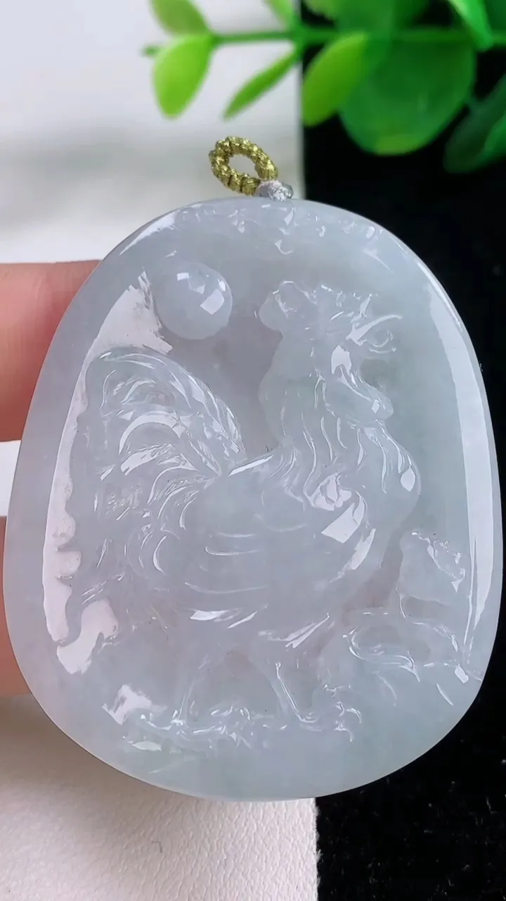 天然A货翡翠生肖鸡吊坠，尺寸50.3-42-5.5，重量:23.73g
12月6日