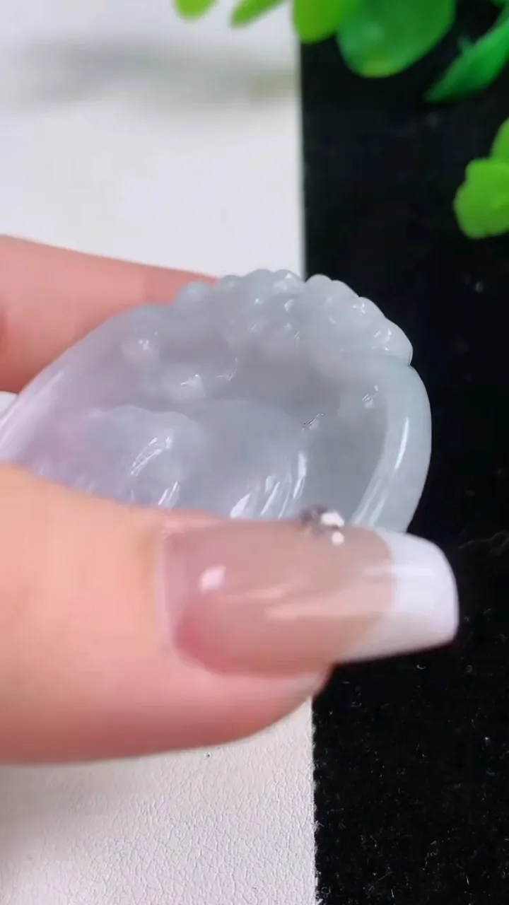 天然A货翡翠生肖猪吊坠，尺寸50.5-49-5.8，重:25.56g
12月6日